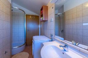 Apartments by the sea Drvenik Veliki, Drvenik - 24212