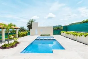 **Con alberca y asador : Hasta 14 huéspedes** - Ixtapa