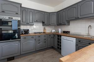 Gateshead 4 BR Home for Serenity Stay