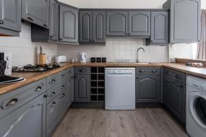 Gateshead 4 BR Home for Serenity Stay