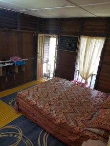 Roomstay "Ghumah Uwan" bilik kayu