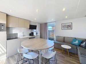 Maisons de vacances Mobil-home tout confort 6 pers, 200m plage, piscine chauffee, 2 SDB, Jullouville. - FR-1-361A-58 : photos des chambres