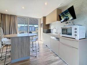 Mobil-home tout confort 6 pers, 200m plage, piscine chauffée, 2 SDB, Jullouville. - FR-1-361A-58