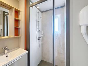 Maisons de vacances Mobil-home tout confort 6 pers, 200m plage, piscine chauffee, 2 SDB, Jullouville. - FR-1-361A-58 : photos des chambres