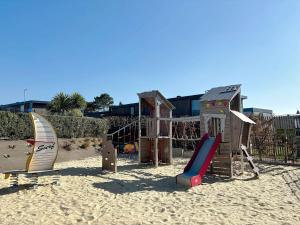Maisons de vacances Mobil-home tout confort 6 pers, 200m plage, piscine chauffee, 2 SDB, Jullouville. - FR-1-361A-58 : photos des chambres