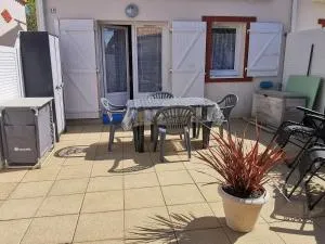 Charmante Maisonnette avec Piscine, Proche Plage et Commerces à La Tranche sur Mer - FR-1-357-303 - Angles