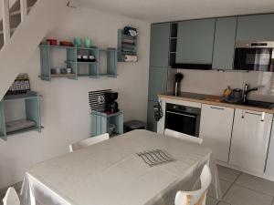 Charmante Maisonnette avec Piscine, Proche Plage et Commerces à La Tranche sur Mer - FR-1-194-408