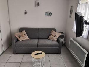 Charmante Maisonnette avec Piscine, Proche Plage et Commerces à La Tranche sur Mer - FR-1-194-408