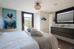 Tiny Wellness House in Heinkenszand with a private sauna, hottub, garden, airco, free wifi, boutique design and a luxury wellness experience