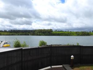 Maisons de vacances Gite 80m² au bord du lac, calme, animaux admis - FR-1-611-116 : photos des chambres