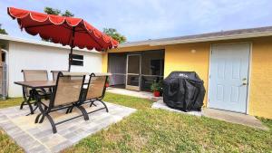 Rustic Urban Escape Serene Home near the Beach