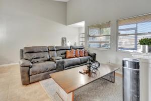 Rustic Urban Escape Serene Home near the Beach