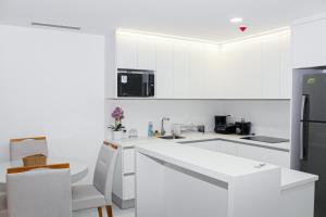 Depa de 3 habitaciones, piso alto, vista a la ciudad, piscina y gym