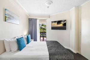 3 bedroom swim out apartment, right on the pool in Alexandra Headland , across from the beach