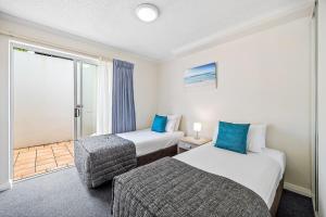3 bedroom swim out apartment, right on the pool in Alexandra Headland , across from the beach