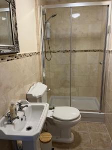 Large Twin Room - Ground Floor room in Chadwick Guest House