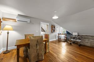 Cozy Top-Floor Retreat in the Heart of Louisville