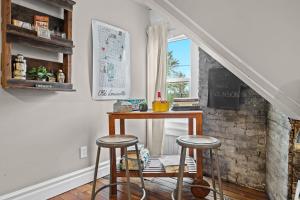 Cozy Top-Floor Retreat in the Heart of Louisville