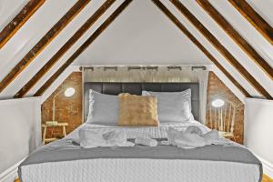 Cozy Top-Floor Retreat in the Heart of Louisville