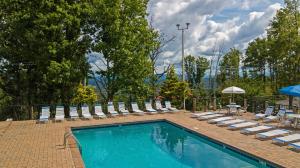 Dancing Bear Lodge, Gatlinburg, Game Room, Hot Tub, WIFI, Free Attraction Tickets