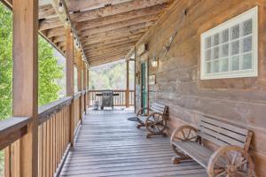 Cozy Cabin with views, hot tub, fishing pond, and game room