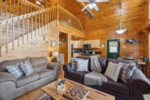 Cozy Cabin with views, hot tub, fishing pond, and game room