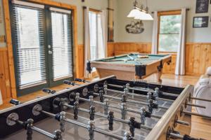 Cozy Cabin with views, hot tub, fishing pond, and game room