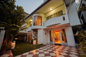 Low-Rise House for Groups Near BTS & EmDistrict For Spacious Cozy Stay