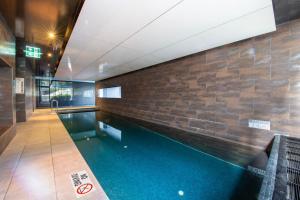 Trendy 2BR with Pool, Gym & Carpark in Prime Spot