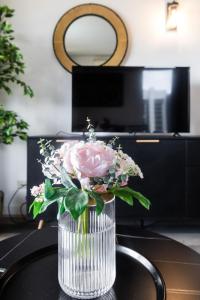 Trendy 2BR with Pool, Gym & Carpark in Prime Spot