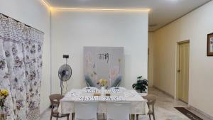Vacation Ipoh Homestay for 12 Pax 4 Bedrooms for Delicious Food