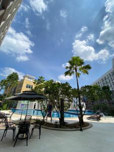 Condo With Gorgeous Pool