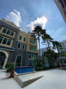 Condo With Gorgeous Pool