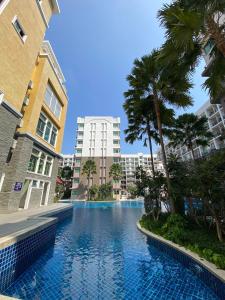 Condo With Gorgeous Pool