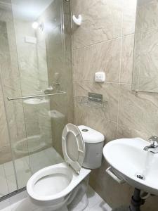 Cerca del aeropuerto, terminal de transporte y Cc mayales