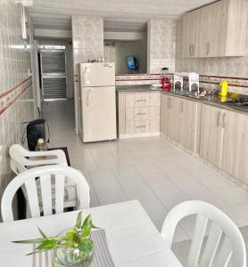 Cerca del aeropuerto, terminal de transporte y Cc mayales