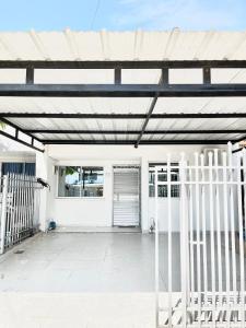 Cerca del aeropuerto, terminal de transporte y Cc mayales