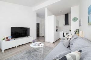 Modern Apartment with Air Conditioning and Parking in Cracow by Noclegi Renters