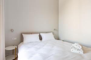 Stocznia Bright & Serene Riverside Apartments by BookingHost