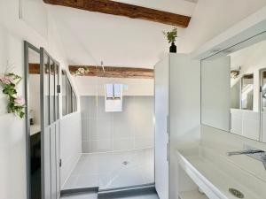 B&B / Chambres d'hotes La Demeure des Hotes 10 minutes de Disney : Chambre Triple avec Salle de Bains Privative