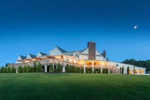 Beautiful 2BD condo in an equestrian themed resort with tons of activities for the family