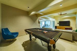 SaffronStays Panorama - 8BR Lonavala villa, infinity pool, heated jacuzzi, karaoke bar, theater & rooftop sunset deck