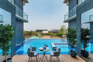 SaffronStays Panorama - 8BR Lonavala villa, infinity pool, heated jacuzzi, karaoke bar, theater & rooftop sunset deck