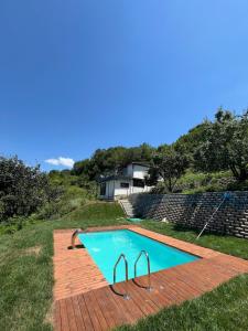 Yeşilin Tonlarıyla Sarılmış Lüks Villa