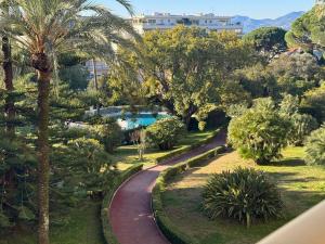 Chic 2 bedroom with Huge Terrace and Pool Cannes