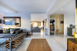 Jo Leo - Camps Bay Lux Villa with views & pool