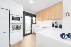 La Rambla Sky Penthouse - Rooftop BBQ pool near beach - by Oyoostays