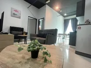 2BR Airport Panoramic View Family Suite - Kampong Batu Maung