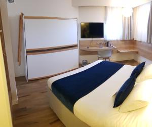 Hotels Kyriad Montpellier Est - Lunel : Chambre Standard - 1 Lit Double et 2 Lits Simples