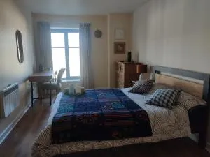 Swallows Nest - spacious bright double bedroom with ensuite bathroom - Clontarf